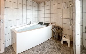 Shower - Beautiful home in Ebeltoft with sauna (Ebeltoft)