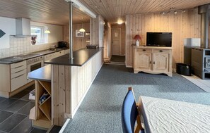 Fridge, microwave, stovetop, dishwasher - Beautiful home in Ebeltoft with sauna (Ebeltoft)