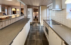 Réfrigérateur, plaque de cuisson, lave-vaisselle, cafetière/bouilloire