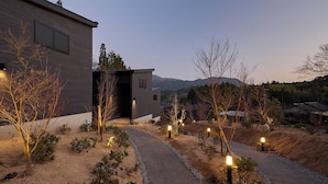 A modern house with a gravel pathway and small trees. - Rakuten STAY VILLA Yufuin Onsen (Yufu)