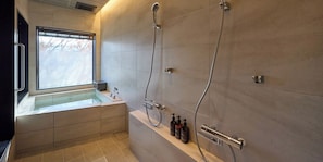 Duschwanne, Quellwasserbad, kostenlose Toilettenartikel, Haartrockner