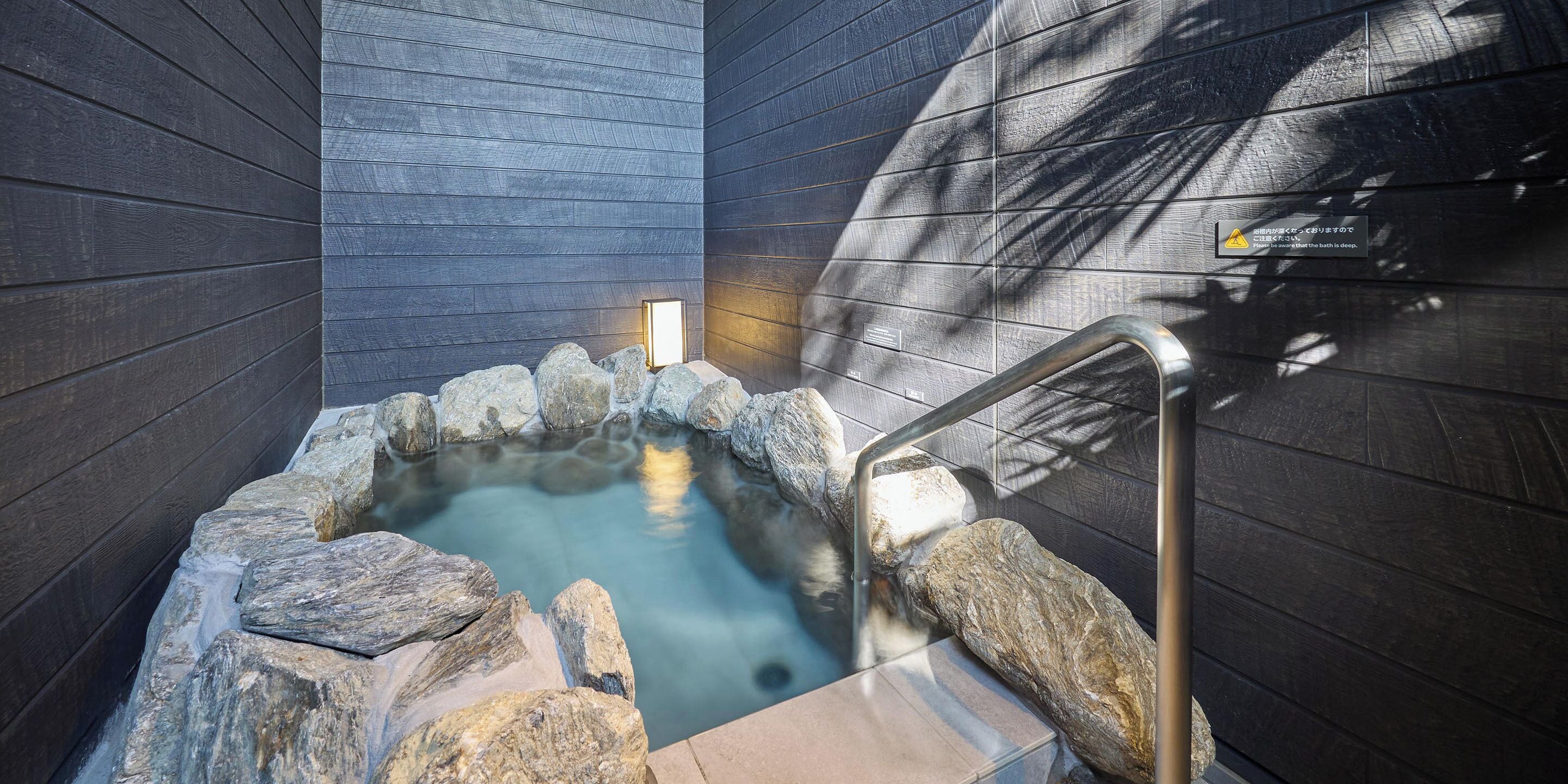 Combined shower/tub, spring water tub, free toiletries, hair dryer