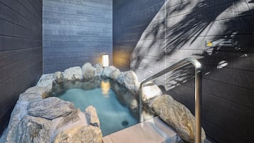 Combined shower/tub, spring water tub, free toiletries, hair dryer