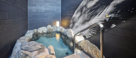 Tina con regadera y tina con aguas termales