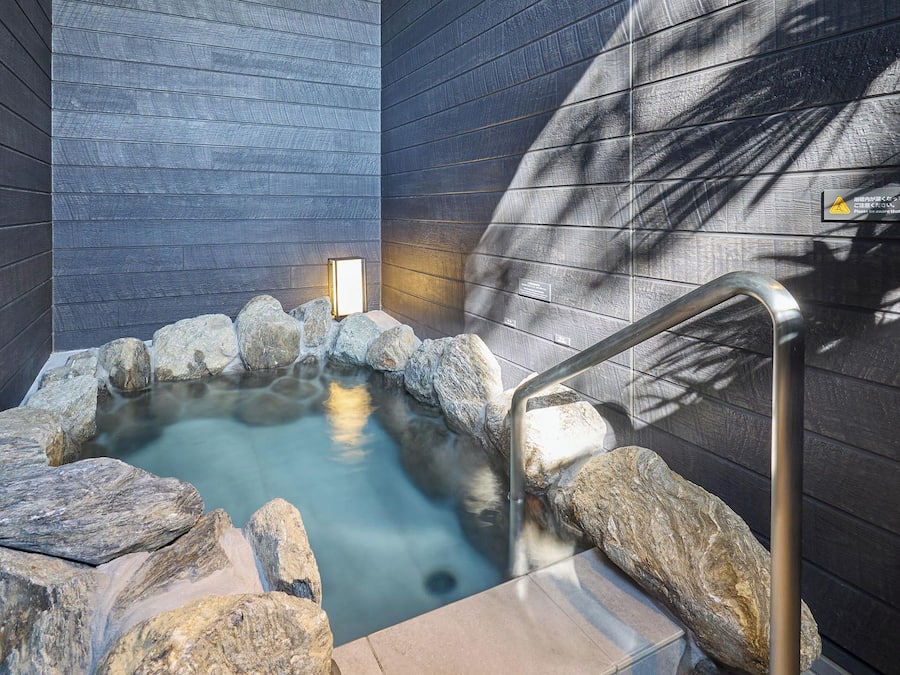 Bañera con ducha, bañera con aguas termales