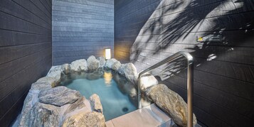 Bañera con ducha, bañera con aguas termales