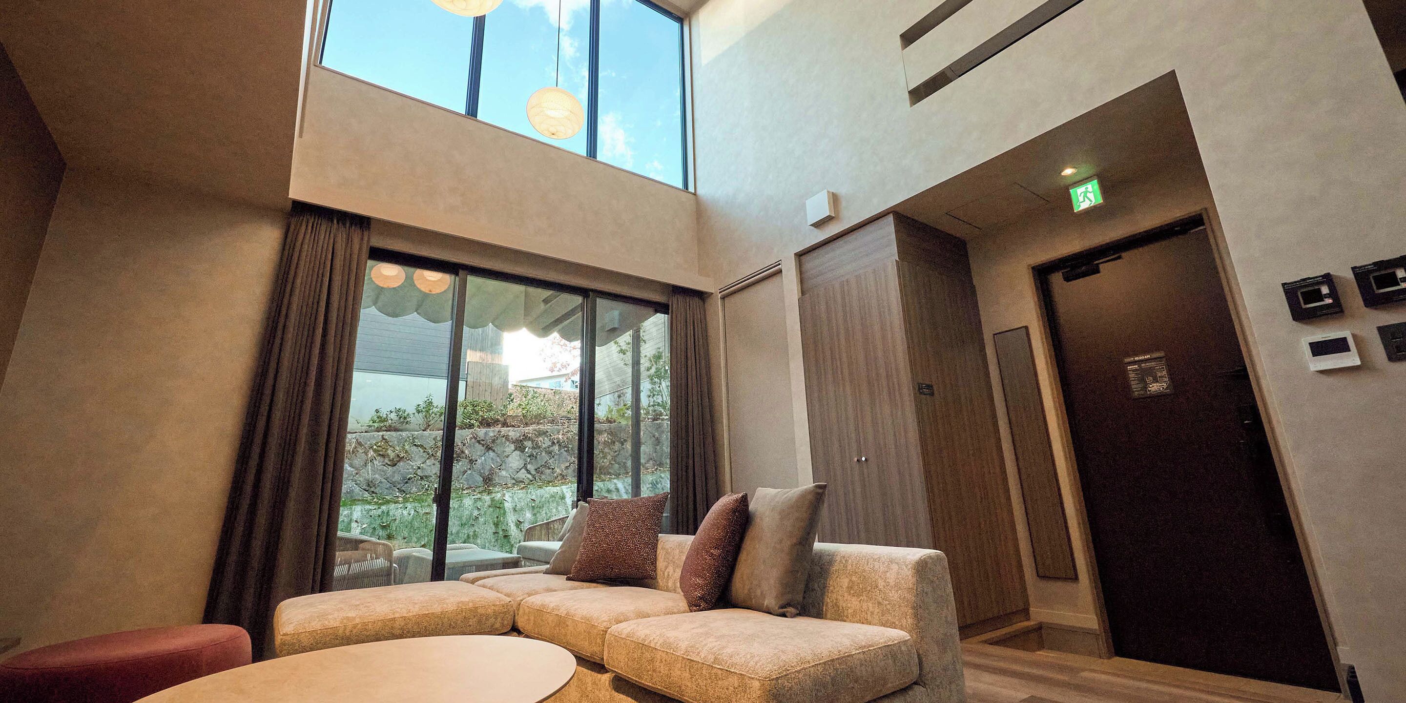 [B]2 Double Beds+4Futon,open-air bath,Non Smoking | Living area | 60-inch flat-screen TV with digital channels