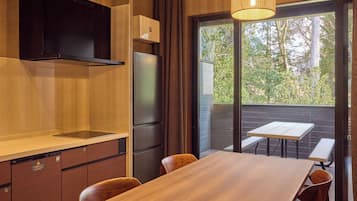 Full-size fridge, microwave, stovetop, dishwasher