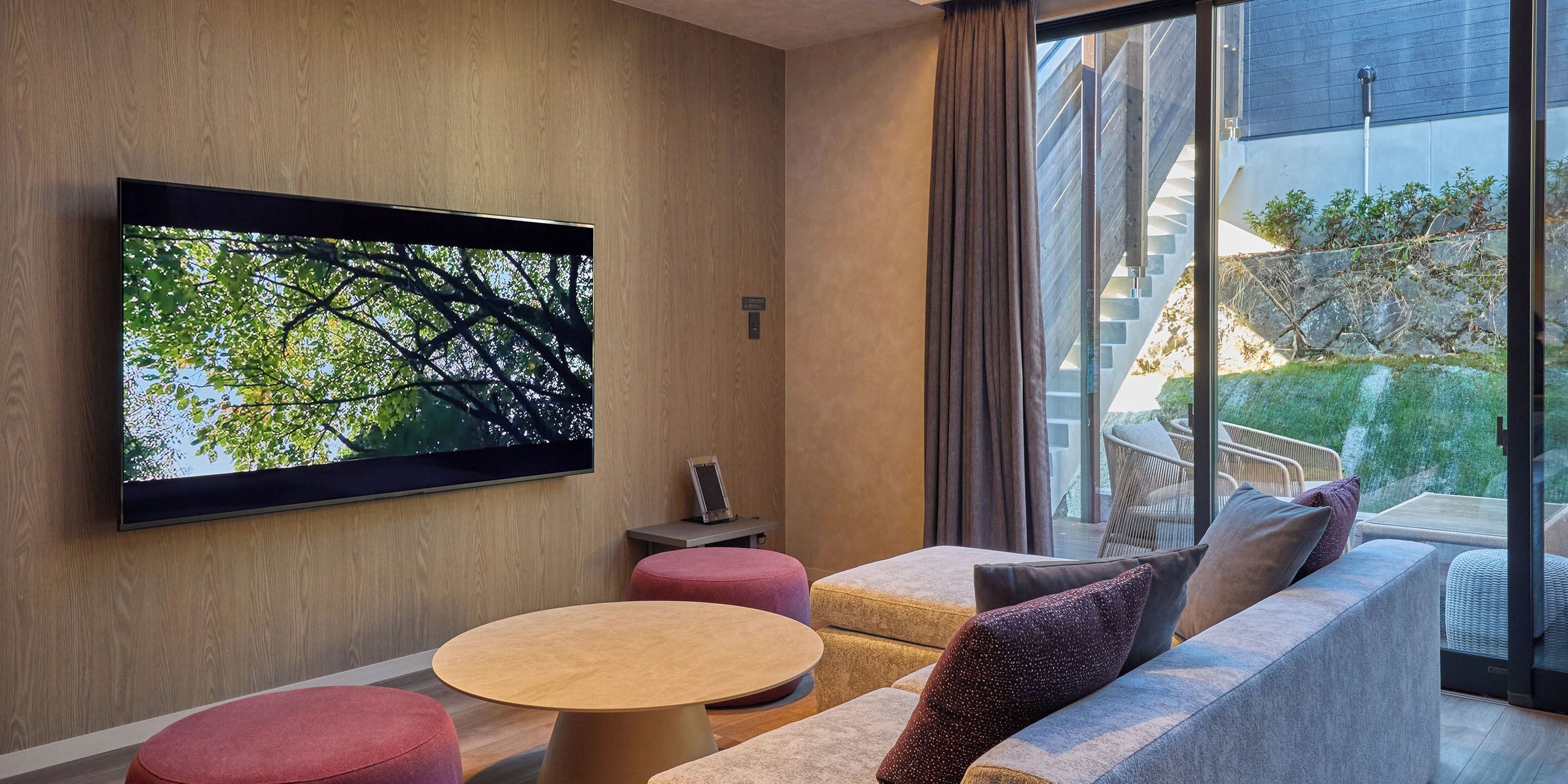 [B]2 Double Beds+4Futon,open-air bath,Non Smoking | Living area | 60-inch flat-screen TV with digital channels