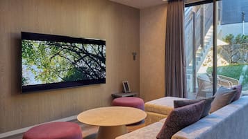 Standardvilla - ikke-ryger (B) | Opholdsområde | 60-tommers fladskærms-tv med digitale kanaler