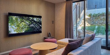 Standaard villa, niet-roken (B) | Woonruimte | Een 60-inch flatscreentelevisie met digitale zenders