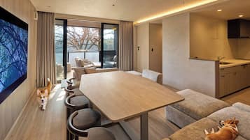 Habitación estándar, para no fumadores, se aceptan mascotas (A) | Área de sala de estar | Televisión de pantalla plana de 60 pulgadas con canales digitales