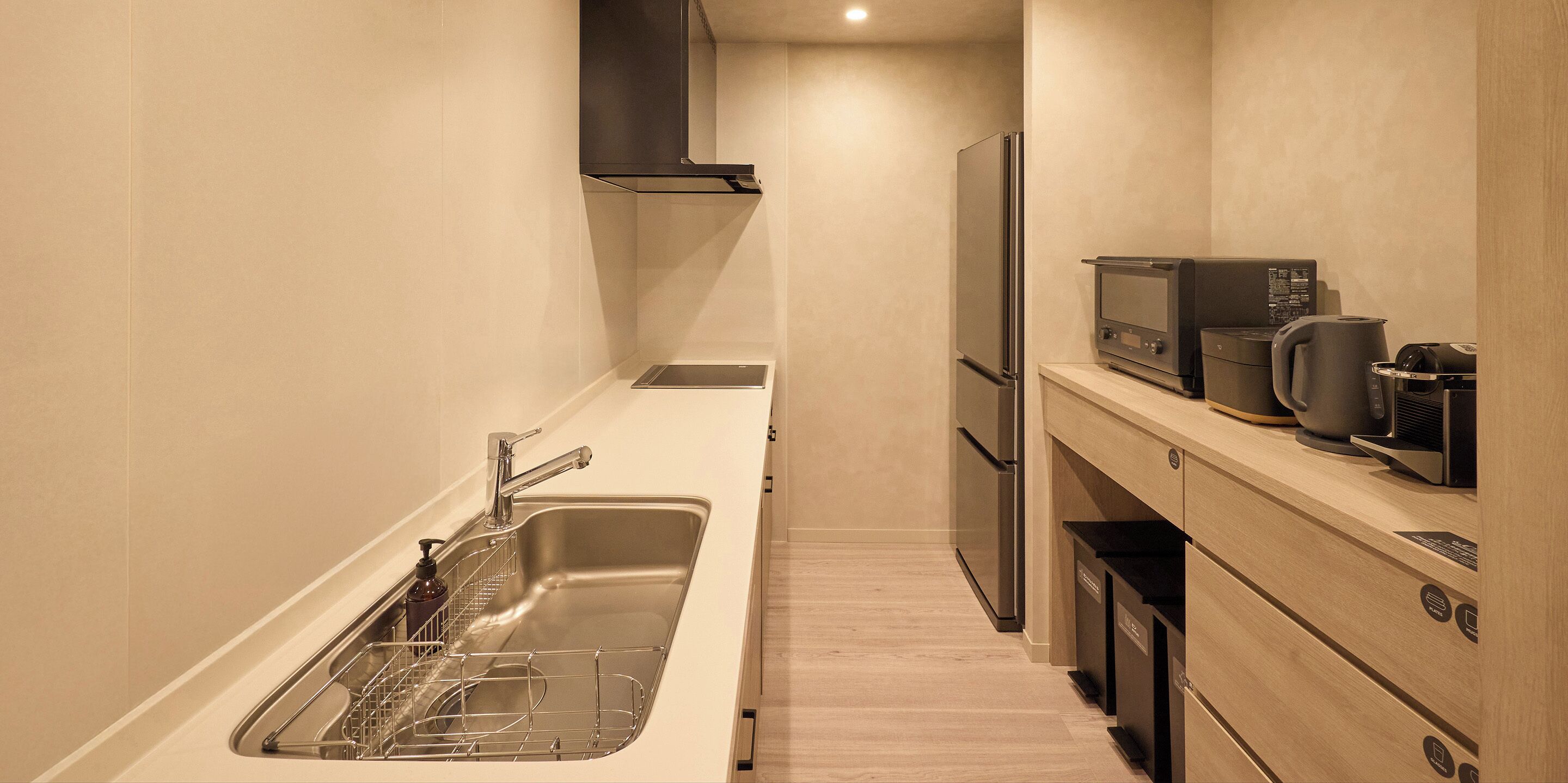 Full-size fridge, microwave, stovetop, dishwasher