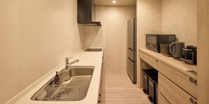 Grand réfrigérateur, micro-ondes, plaque de cuisson, lave-vaisselle