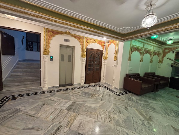 Lobby sitting area - Hotel Royale Plazo (Jodhpur)