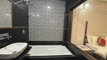 舒适双人房, 城市景观 | 浴室 | 淋浴设施、毛巾、肥皂、洗发水