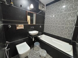 Deluxe-herbergi | Baðherbergi | Sturta, handklæði, sápa, sjampó