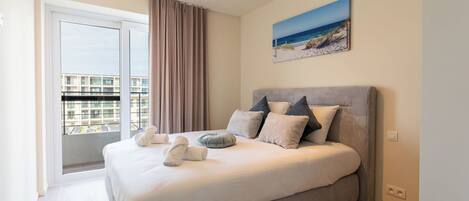 Travel crib, free WiFi