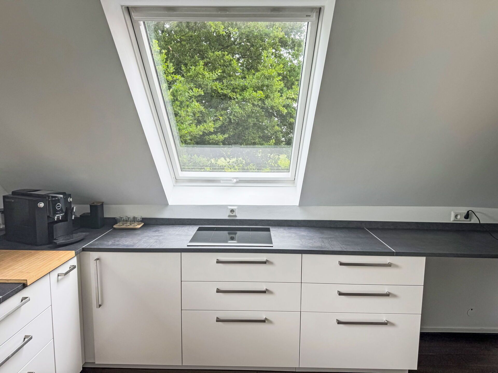 Küche, Flooring, Interior Design, Decke, Countertop, Cabinetry, Spüle, Dachboden, Glas, Küchengerät