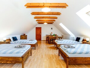 Free WiFi - Wonderful private villa for 10 guests with WIFI, private pool, terrace and pets allowed (Lesní Chalupy)