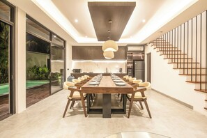 Exterior - Enchanting 5BR Canggu Villa Moments to Sea (Canggu)