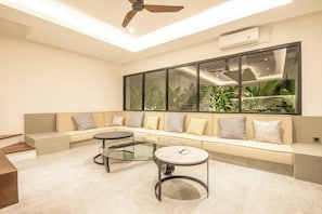 Exterior - Grand 5BR Hideaway Just Moments to Canggu Beach (Canggu)