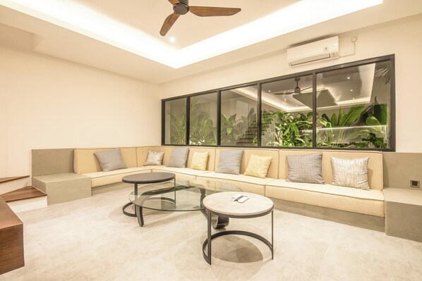 Exterior - Grand 5BR Hideaway Just Moments to Canggu Beach (Canggu)