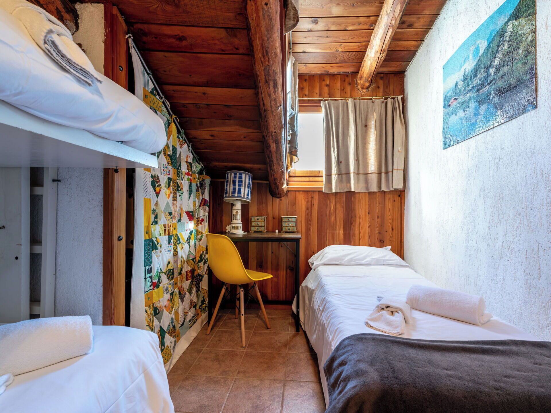 Madera, Habitación, Linos, Sábana, Lecho, Cama, Marco De La Cama, Manchas De Madera, Hotel, Almohada
