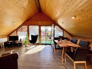 Dining - Cosy apartment for 3 people with WIFI, TV, patio, pets allowed and panoramic view (Eisenbreche)