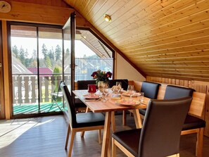 Dining - Cosy apartment for 3 people with WIFI, TV, patio, pets allowed and panoramic view (Eisenbreche)