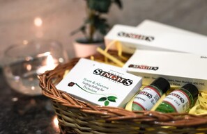 Habitación Deluxe doble, vistas a la ciudad | Servicios del cuarto de baño | Ducha, toallas, jabón y champú