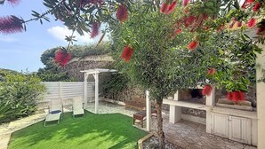 A patio with a small tree, a white pergola, and a seating area with chairs. - Stunning private villa for 5 guests with A/C, TV and balcony (Villasimius)