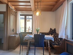 Dining - Cosy apartment for 6 guests with terrace and pets allowed (Russbach Am Pass Gschütt)