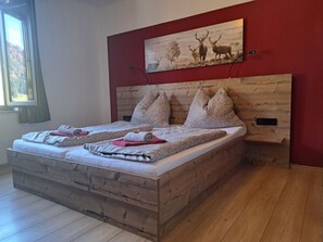 Free WiFi - Cosy apartment for 6 guests with terrace and pets allowed (Russbach Am Pass Gschütt)