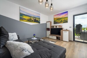 TV - A luxury 3 bedroom, 2 storey apartment with terrace and whirlpool - Brigitta 5 (Umag)