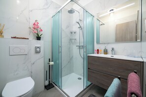Shower, hair dryer, bidet, towels - A luxury 3 bedroom, 2 storey apartment with terrace and whirlpool - Brigitta 5 (Umag)