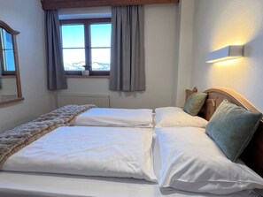 Travel cot, free WiFi