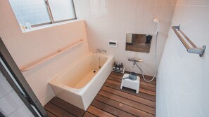 Haartrockner, Handtücher, Shampoo, Toilettenpapier