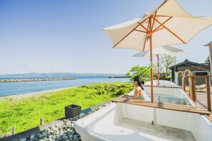 Tina de hidromasaje al aire libre