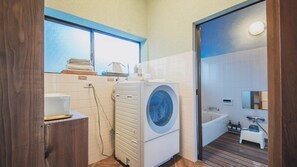 Hårføner, håndklær, såpe og toalettpapir