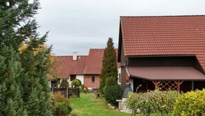 Een woonwijk met huizen, rode pannendaken en een verzorgd gazon.