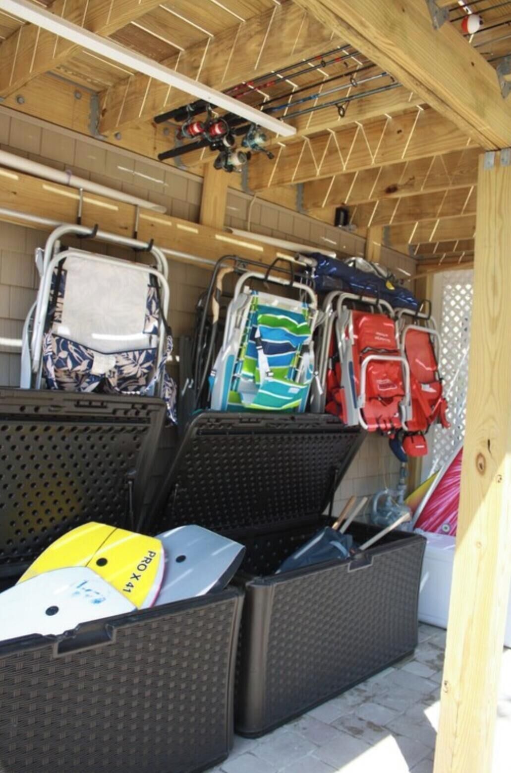 Un espace de rangement contenant divers sacs et équipements, dont un sac jaune portant l’étiquette « PRO X 47 ».