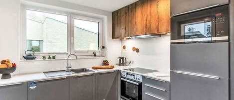 Mikrowelle, Ofen, Geschirrspüler, Hochstuhl