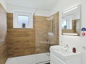 Bathroom - Beautiful private villa for 6 people with WIFI, hot tub, pool, TV and terrace (Diepholz)