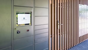 Eine Metall-Sicherheitstür mit Tastatur und einem Schild mit der Aufschrift 'Le Securo di Stabio'.