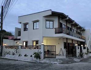 Vista frontal de la propiedad