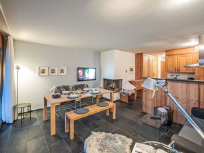 Interior - Nice apartment for 2 people with WIFI, TV, balcony and pets allowed (Samedan)