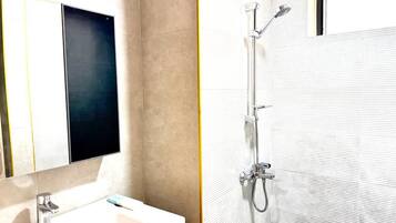 Doccia, asciugacapelli, bidet, asciugamani