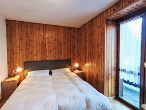 Travel cot, free WiFi