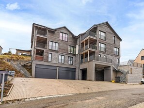 Exterior - Cosy apartment for 8 guests with WIFI, TV and pets allowed (Klášterec Nad Ohří)